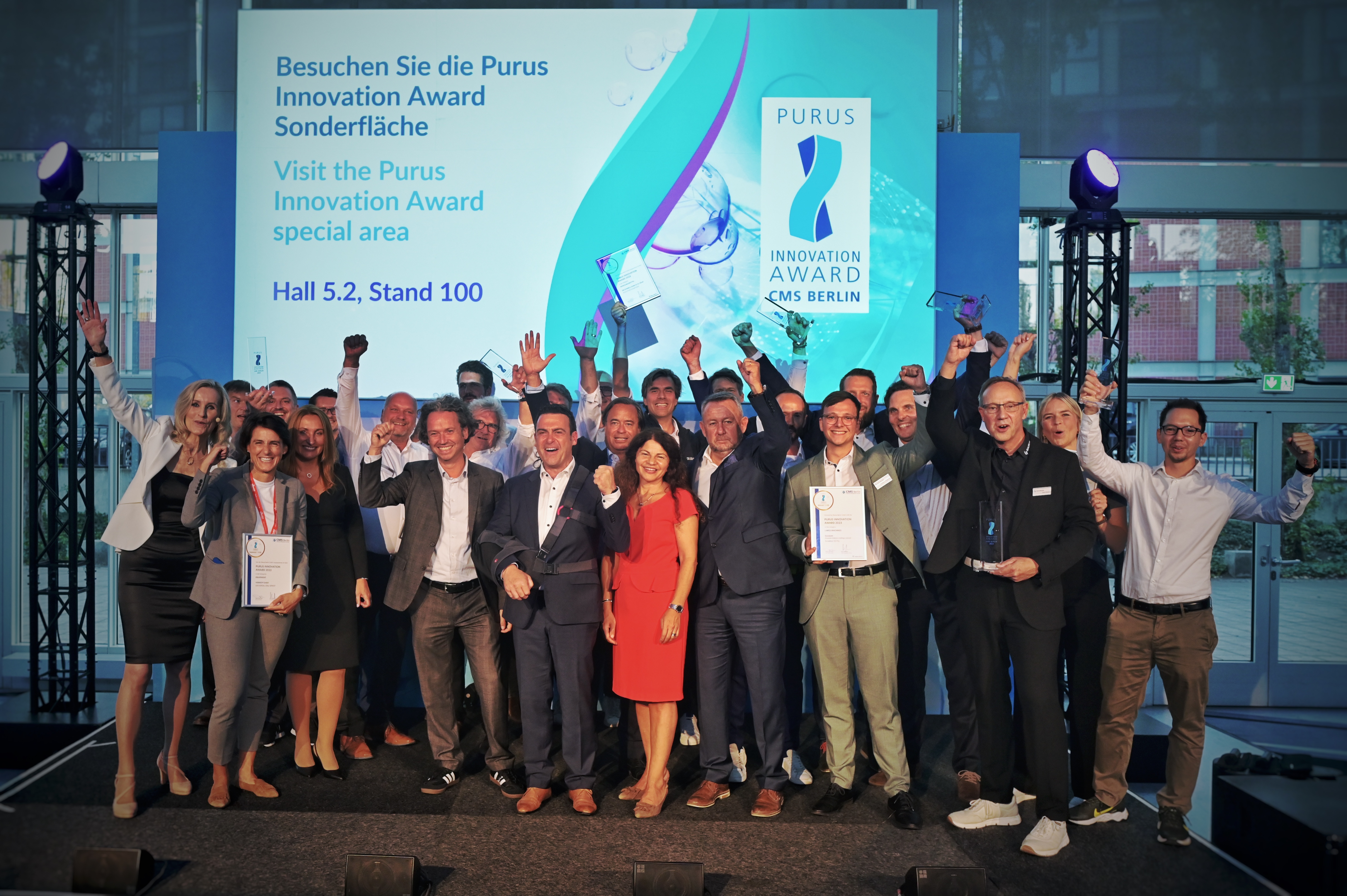 At the end of the Purus Award ceremony, the jury gathered on stage with all six winners.