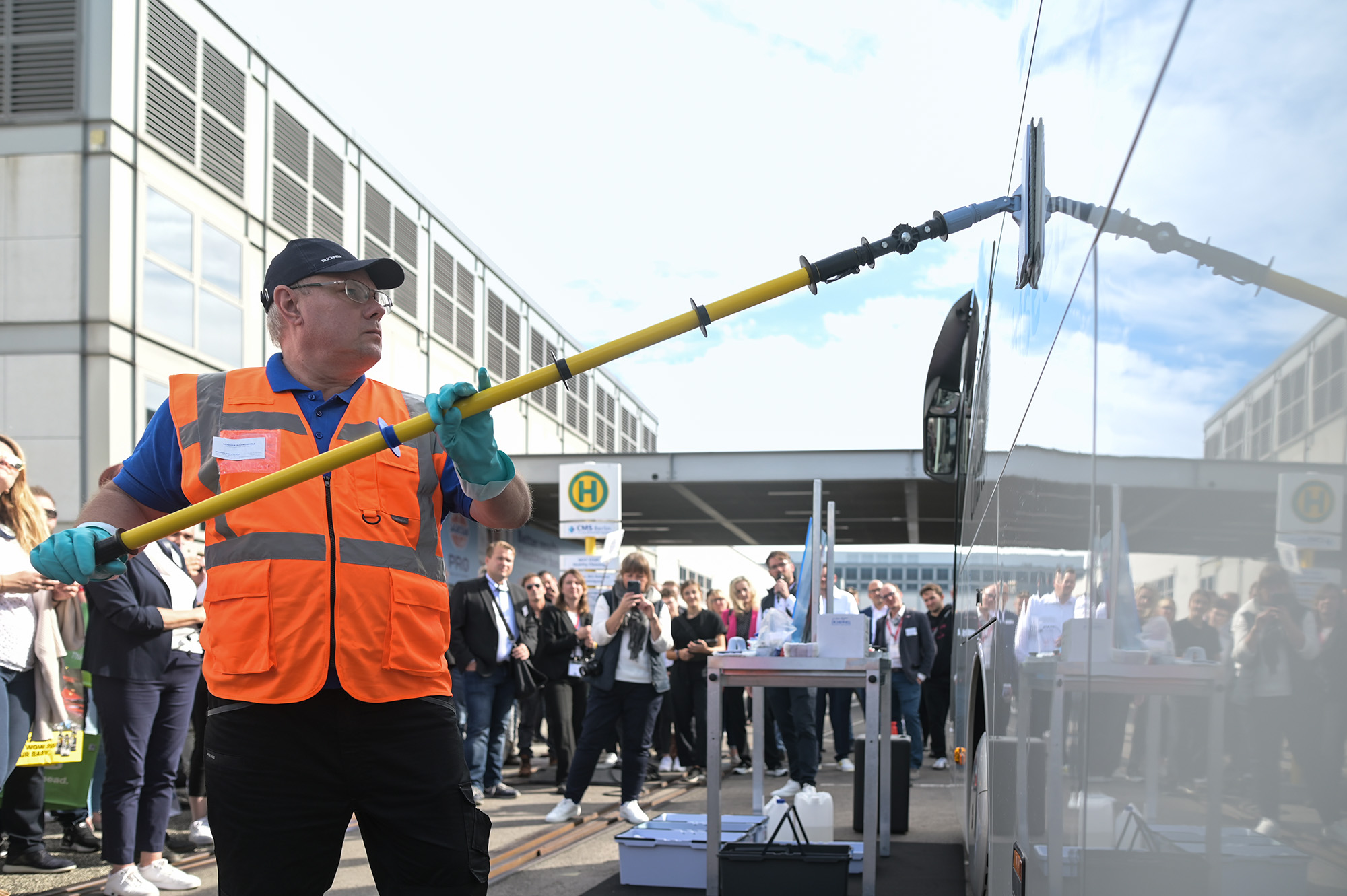 Live demonstration of a bus cleaning in the Mobility Cleaning Circle