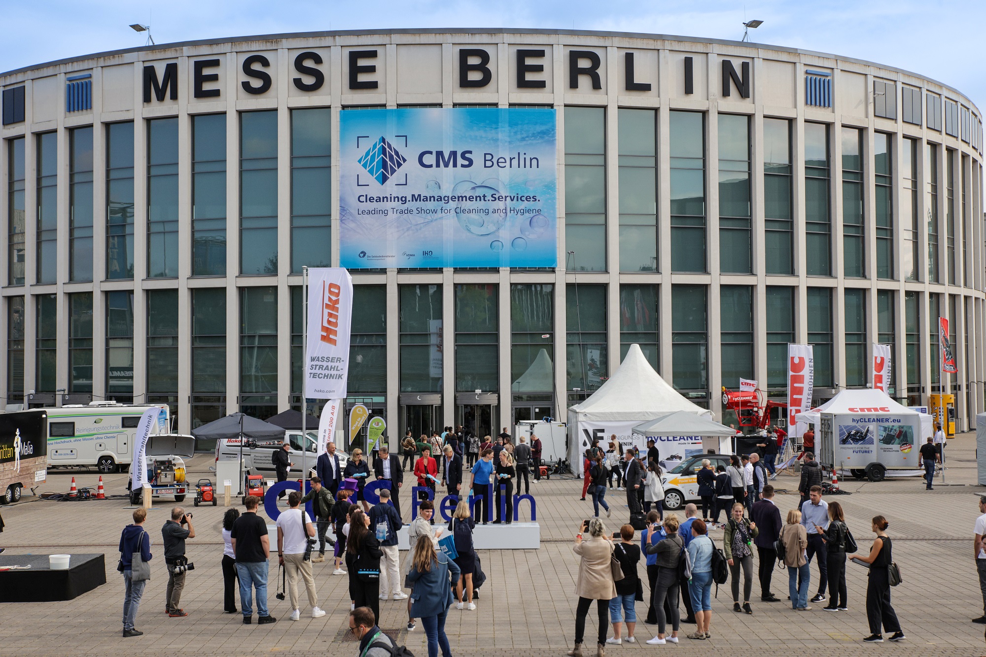 People in front of the CMS Berlin entrance