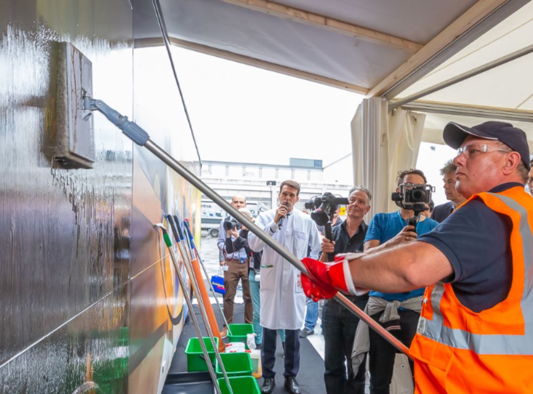 Ein mit Grafity besprühter Zug wird gereinigt